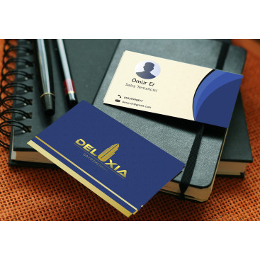 DELUXIA GAYRİMENKUL KARTVİZİT TASARIMI yarışmasına tasarımcı Omur Er tarafından sunulan  tasarım 